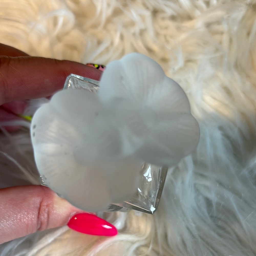 Clear Glass Perfume Bottle with Floral Design - Picture 7 of 9
